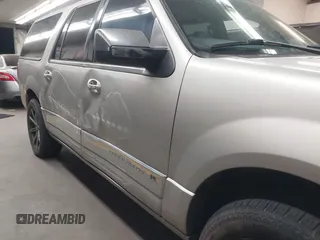 2007 Lincoln Navigator z VIN 5LMFL28597LJ11032, wystawiony jako IAAI lot #42250797 z przebiegiem 248 112 mil mil oraz . Historia ofert i sprzedaży dostępna na DreamBid. Obrazek 6.