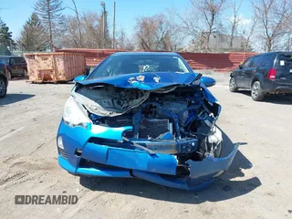 2013 Toyota Prius One z VIN JTDKDTB33D1555756, wystawiony jako IAAI lot #41962684 z przebiegiem Nie podano mil oraz . Historia ofert i sprzedaży dostępna na DreamBid. Obrazek 11.