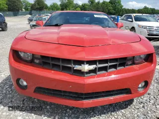 2013 Chevrolet Camaro LS z VIN 2G1FE1E32D9207577, wystawiony jako Copart lot #57692525 z przebiegiem 89 453 mil mil oraz Czysty tytuł • Clean title. Historia ofert i sprzedaży dostępna na DreamBid. Obrazek 5.