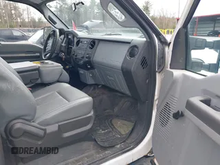 2015 Ford F-250 XLT z VIN 1FT7X2B6XFEA64744, wystawiony jako IAAI lot #41950505 z przebiegiem 200 300 mil mil oraz . Historia ofert i sprzedaży dostępna na DreamBid. Obrazek 5.