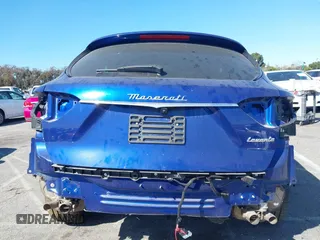 2022 Maserati Levante GT z VIN ZN661XUA1NX390431, wystawiony jako IAAI lot #41825681 z przebiegiem 14 591 mil mil oraz . Historia ofert i sprzedaży dostępna na DreamBid. Obrazek 16.