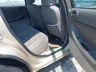 2006 Chrysler Sebring Touring z VIN 1C3EL56R86N114571, wystawiony jako IAAI lot #42470436 z przebiegiem 173 454 mil mil oraz . Historia ofert i sprzedaży dostępna na DreamBid. Obrazek 8.