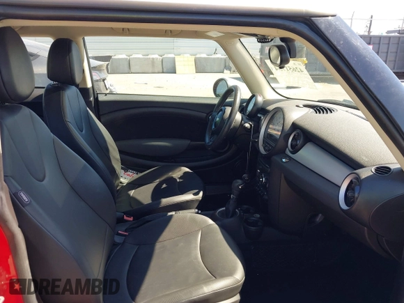 2012 MINI Hardtop z VIN WMWSU3C58CT541805, wystawiony jako IAAI lot #42651734 z przebiegiem 133 314 mil mil oraz . Historia ofert i sprzedaży dostępna na DreamBid. Obrazek 5.