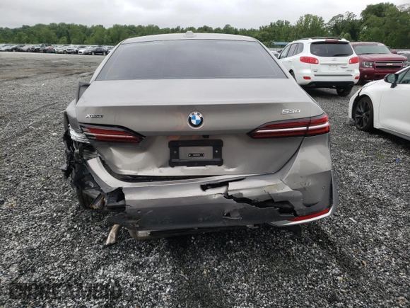 2024 BMW 5 Series 530i xDrive z VIN WBA53FJ09RCS08708, wystawiony jako Copart lot #58371385 z przebiegiem 23 265 mil mil oraz Szkoda całkowita • Salvage title. Historia ofert i sprzedaży dostępna na DreamBid. Obrazek 6.