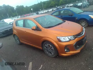 2018 Chevrolet Sonic LT z VIN 1G1JD6SH0J4108555, wystawiony jako IAAI lot #37281865 z przebiegiem 149 787 mil mil oraz . Historia ofert i sprzedaży dostępna na DreamBid. Obrazek 1.