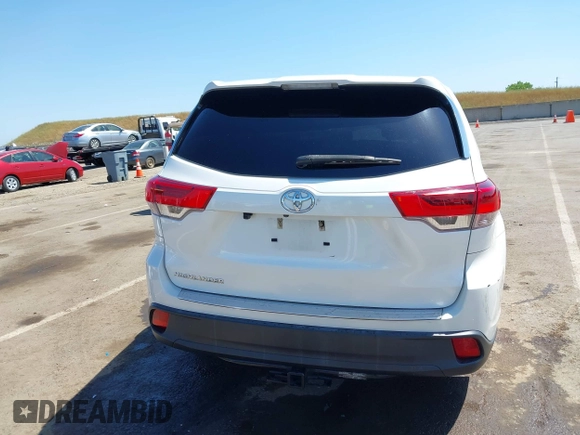 2017 Toyota Highlander LE z VIN 5TDZZRFH7HS221067, wystawiony jako IAAI lot #42168559 z przebiegiem 93 827 mil mil oraz . Historia ofert i sprzedaży dostępna na DreamBid. Obrazek 17.