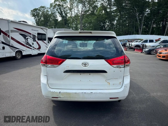 2014 Toyota Sienna L z VIN 5TDZK3DC0ES439470, wystawiony jako Copart lot #61039755 z przebiegiem Nie podano mil oraz Czysty tytuł • Clean title. Historia ofert i sprzedaży dostępna na DreamBid. Obrazek 6.