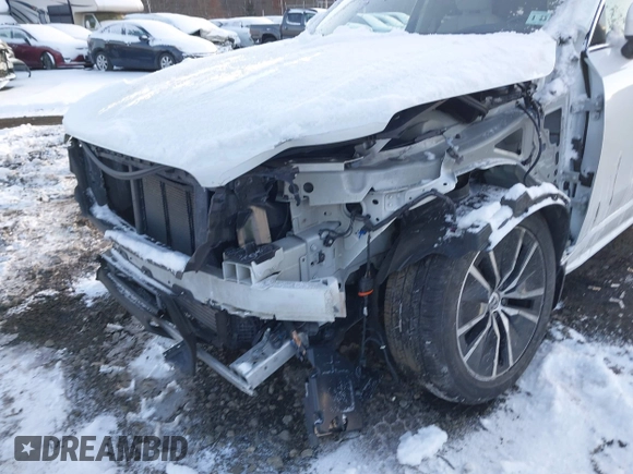 2020 Volvo XC90 Momentum with VIN YV4102PK5L1588674, listed as a IAAI auction lot 41381941 with 26 mi miles. Bid and sale history available at carsss.com. Image 6.