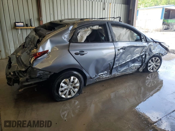 2018 Hyundai Accent SE z VIN 3KPC24A37JE029298, wystawiony jako Copart lot #57324535 z przebiegiem 78 084 mil mil oraz Szkoda całkowita • Salvage title. Historia ofert i sprzedaży dostępna na DreamBid. Obrazek 3.