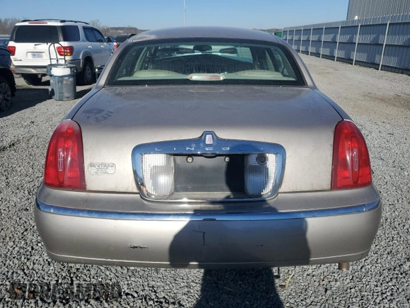 1999 Lincoln Town Car Signature z VIN 1LNHM82W3XY689627, wystawiony jako Copart lot #86387904 z przebiegiem Nie podano mil oraz Szkody całkowita. Historia ofert i sprzedaży dostępna na DreamBid. Obrazek 6.