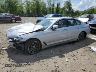 2020 BMW 5 Series 530i z VIN WBAJR3C06LWW60422, wystawiony jako Copart lot #55393945 z przebiegiem Nie podano mil oraz Tytuł czysty. Historia ofert i sprzedaży dostępna na DreamBid. Obrazek 1.