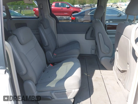 2010 Chrysler Town & Country Touring z VIN 2A4RR5D17AR189762, wystawiony jako IAAI lot #42188586 z przebiegiem 185 173 mil mil oraz . Historia ofert i sprzedaży dostępna na DreamBid. Obrazek 8.