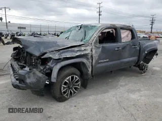 2020 Toyota Tacoma SR5 z VIN 3TMAZ5CN5LM138701, wystawiony jako Copart lot #53896885 z przebiegiem Nie podano mil oraz Szkoda całkowita • Salvage title. Historia ofert i sprzedaży dostępna na DreamBid. Obrazek 1.