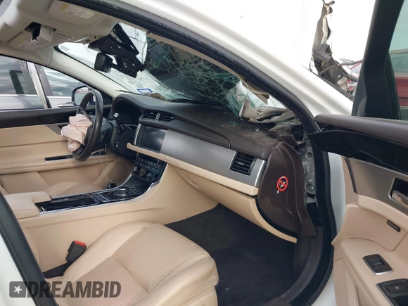2017 Jaguar XF 35t Prestige with VIN SAJBE4BV8HCY31963, listed as a IAAI auction lot 41910705 with 1 mi miles. Bid and sale history available at carsss.com. Image 5.