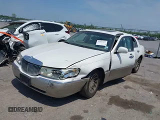 2002 Lincoln Town Car Signature z VIN 1LNHM82W72Y612350, wystawiony jako IAAI lot #42038177 z przebiegiem Nie podano mil oraz . Historia ofert i sprzedaży dostępna na DreamBid. Obrazek 2.