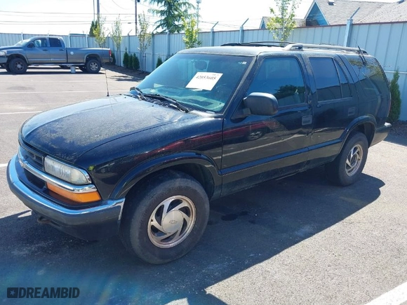 2000 Chevrolet Blazer LT with VIN 1GNDT13W0Y2353621, listed as a IAAI auction lot 42053605 with 164,160 mi miles. Bid and sale history available at carsss.com. Image 2.