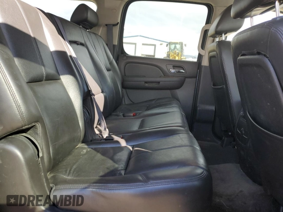 2010 GMC Yukon XL z VIN 1GKUKKE30AR267621, wystawiony jako Copart lot #49843725 z przebiegiem 228 771 mil mil oraz Czysty tytuł • Clean title. Historia ofert i sprzedaży dostępna na DreamBid. Obrazek 11.