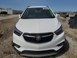2020 Buick Encore Essence z VIN KL4CJGSBXLB061229, wystawiony jako Copart lot #50300925 z przebiegiem 71 175 mil mil oraz Szkody całkowita. Historia ofert i sprzedaży dostępna na DreamBid. Obrazek 5.