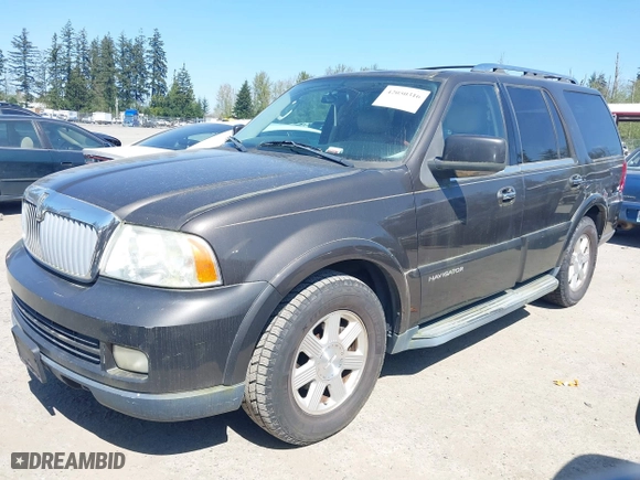2005 Lincoln Navigator Luxury with VIN 5LMFU27535LJ04900, listed as a IAAI auction lot 42050316 with 293,904 mi miles. Bid and sale history available at carsss.com. Image 2.