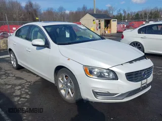 2015 Volvo S60 T5 Drive-E Premier z VIN YV126MFB1F1311814, wystawiony jako IAAI lot #41833314 z przebiegiem 93 108 mil mil oraz . Historia ofert i sprzedaży dostępna na DreamBid. Obrazek 1.