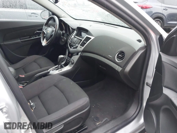 2014 Chevrolet Cruze 1LT z VIN 1G1PC5SB7E7135808, wystawiony jako IAAI lot #41562958 z przebiegiem 144 061 mil mil oraz . Historia ofert i sprzedaży dostępna na DreamBid. Obrazek 5.