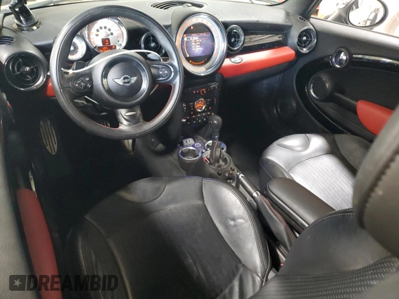 2013 MINI Convertible S z VIN WMWZP3C50DT550943, wystawiony jako Copart lot #62070255 z przebiegiem 63 122 mil mil oraz Szkoda całkowita • Salvage title. Historia ofert i sprzedaży dostępna na DreamBid. Obrazek 8.