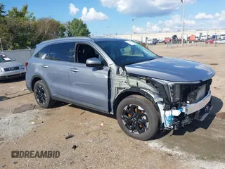2024 Kia Sorento S z VIN 5XYRL4JC1RG265371, wystawiony jako IAAI lot #40450437 z przebiegiem 14 620 mil mil oraz . Historia ofert i sprzedaży dostępna na DreamBid. Obrazek 1.