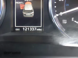 2015 Toyota Highlander XLE z VIN 5TDKKRFHXFS072625, wystawiony jako IAAI lot #42202616 z przebiegiem 121 337 mil mil oraz . Historia ofert i sprzedaży dostępna na DreamBid. Obrazek 16.