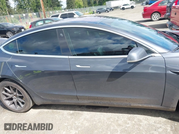 2018 Tesla Model 3 Long Range Battery z VIN 5YJ3E1EA2JF011588, wystawiony jako IAAI lot #42304226 z przebiegiem 56 819 mil mil oraz . Historia ofert i sprzedaży dostępna na DreamBid. Obrazek 13.