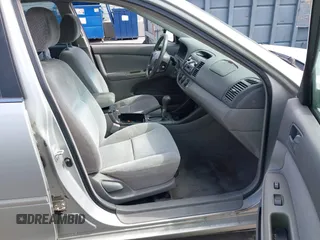 2003 Toyota Camry LE z VIN 4T1BF32K33U044476, wystawiony jako IAAI lot #42464651 z przebiegiem 206 004 mil mil oraz . Historia ofert i sprzedaży dostępna na DreamBid. Obrazek 5.