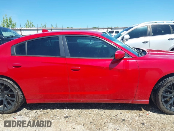 2015 Dodge Charger SXT z VIN 2C3CDXHG1FH916674, wystawiony jako IAAI lot #42168210 z przebiegiem 148 984 mil mil oraz . Historia ofert i sprzedaży dostępna na DreamBid. Obrazek 13.