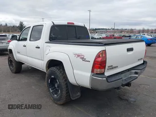 2008 Toyota Tacoma z VIN 5TELU42N58Z560464, wystawiony jako IAAI lot #41698272 z przebiegiem 208 441 mil mil oraz . Historia ofert i sprzedaży dostępna na DreamBid. Obrazek 3.