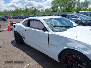 2015 Chevrolet Camaro SS z VIN 2G1FJ1EW8F9105046, wystawiony jako IAAI lot #42306850 z przebiegiem 59 861 mil mil oraz . Historia ofert i sprzedaży dostępna na DreamBid. Obrazek 14.
