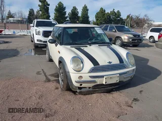 2003 MINI Hardtop z VIN WMWRC33473TC42303, wystawiony jako IAAI lot #41264575 z przebiegiem 159 290 mil mil oraz . Historia ofert i sprzedaży dostępna na DreamBid. Obrazek 1.
