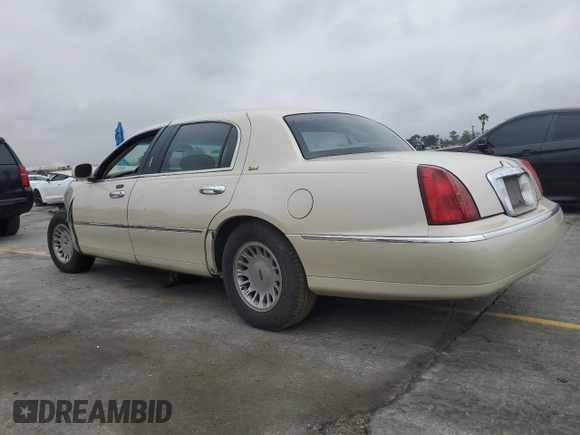 2002 Lincoln Town Car Ultimate L z VIN 1LNHM85W22Y630959, wystawiony jako Copart lot #55853945 z przebiegiem 45 622 mil mil oraz Szkoda całkowita • Salvage title. Historia ofert i sprzedaży dostępna na DreamBid. Obrazek 2.