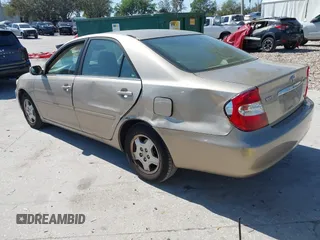 2002 Toyota Camry XLE z VIN 4T1BF30K82U018974, wystawiony jako IAAI lot #41712857 z przebiegiem 236 353 mil mil oraz . Historia ofert i sprzedaży dostępna na DreamBid. Obrazek 3.