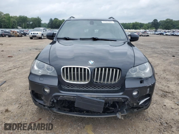 2013 BMW X5 xDrive50i z VIN 5UXZV8C53DL898918, wystawiony jako Copart lot #57604905 z przebiegiem 158 038 mil mil oraz Czysty tytuł • Clean title. Historia ofert i sprzedaży dostępna na DreamBid. Obrazek 5.