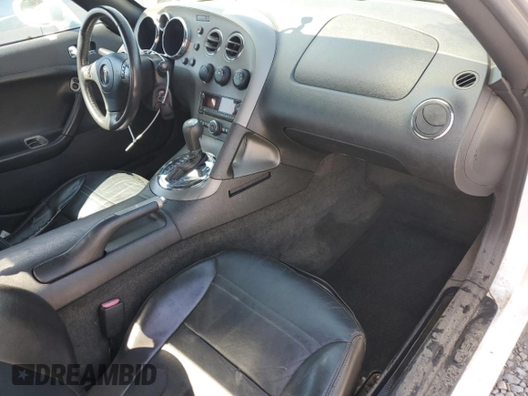 2008 Pontiac Solstice z VIN 1G2MC35B58Y123587, wystawiony jako Copart lot #52017005 z przebiegiem Nie podano mil oraz Szkoda całkowita • Salvage title. Historia ofert i sprzedaży dostępna na DreamBid. Obrazek 8.