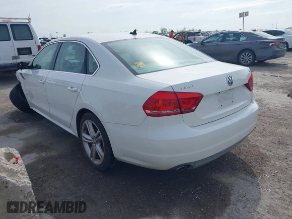 2014 Volkswagen Passat SE z VIN 1VWBN7A32EC003724, wystawiony jako IAAI lot #41890800 z przebiegiem 117 070 mil mil oraz . Historia ofert i sprzedaży dostępna na DreamBid. Obrazek 3.