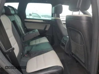 2017 Volkswagen Touareg Wolfsburg Edition z VIN WVGRF7BPXHD006302, wystawiony jako Copart lot #44783475 z przebiegiem 138 244 mil mil oraz Czysty tytuł • Clean title. Historia ofert i sprzedaży dostępna na DreamBid. Obrazek 11.