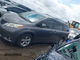 2014 Toyota Sienna LE AAS z VIN 5TDKK3DC8ES516801, wystawiony jako IAAI lot #42378994 z przebiegiem 222 929 mil mil oraz . Historia ofert i sprzedaży dostępna na DreamBid. Obrazek 14.
