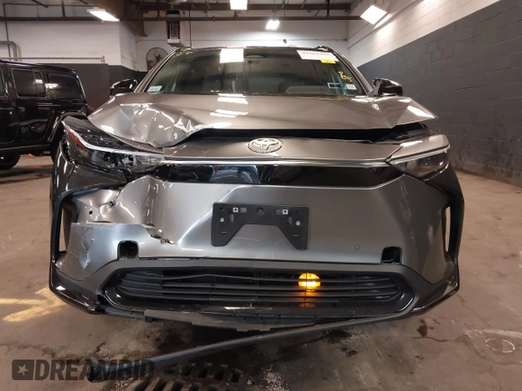 2023 Toyota bZ4X XLE z VIN JTMABACA3PA038951, wystawiony jako IAAI lot #41961433 z przebiegiem 10 261 mil mil oraz . Historia ofert i sprzedaży dostępna na DreamBid. Obrazek 12.