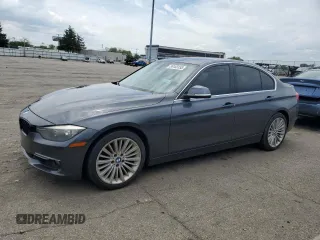 2015 BMW 3 Series 328i z VIN WBA3A5C5XFF608108, wystawiony jako Copart lot #56183155 z przebiegiem 141 889 mil mil oraz Czysty tytuł • Clean title. Historia ofert i sprzedaży dostępna na DreamBid. Obrazek 1.