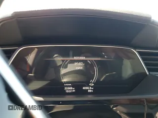 2024 Audi Q8 e-tron z VIN WA16AAGEXRB018273, wystawiony jako Copart lot #69306484 z przebiegiem 23 369 mil mil oraz Szkody całkowita. Historia ofert i sprzedaży dostępna na DreamBid. Obrazek 9.