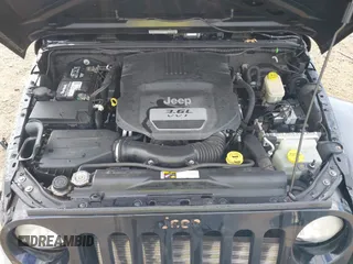 2013 Jeep Wrangler Unlimited Freedom z VIN 1C4BJWDG8DL648870, wystawiony jako IAAI lot #41909372 z przebiegiem 184 203 mil mil oraz . Historia ofert i sprzedaży dostępna na DreamBid. Obrazek 10.
