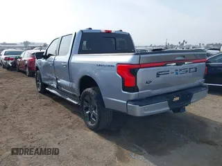 2022 Ford F-150 Lightning Pro z VIN 1FTVW1EL0NWG16234, wystawiony jako IAAI lot #41220079 z przebiegiem 40 541 mil mil oraz . Historia ofert i sprzedaży dostępna na DreamBid. Obrazek 3.