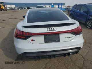 2024 Audi RS e-tron GT z VIN WAUBHBFW5R7900466, wystawiony jako Copart lot #77434014 z przebiegiem 5257 mil mil oraz Szkody całkowita. Historia ofert i sprzedaży dostępna na DreamBid. Obrazek 6.