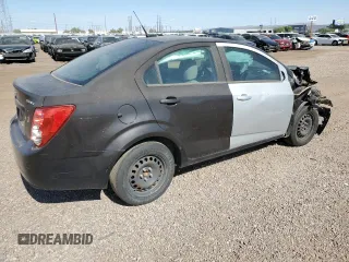 2014 Chevrolet Sonic LS z VIN 1G1JA5SH0E4131777, wystawiony jako Copart lot #65558225 z przebiegiem 136 704 mil mil oraz Szkoda całkowita • Salvage title. Historia ofert i sprzedaży dostępna na DreamBid. Obrazek 3.