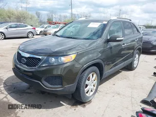 2012 Kia Sorento LX z VIN 5XYKT4A23CG248801, wystawiony jako IAAI lot #42036365 z przebiegiem 134 368 mil mil oraz . Historia ofert i sprzedaży dostępna na DreamBid. Obrazek 2.