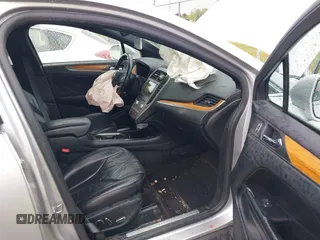 2017 Lincoln MKC Reserve z VIN 5LMCJ3D90HUL70673, wystawiony jako IAAI lot #42254648 z przebiegiem 100 465 mil mil oraz . Historia ofert i sprzedaży dostępna na DreamBid. Obrazek 5.